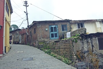 Fototapeta na wymiar old house in kasauli hill station, himachal pradesh 