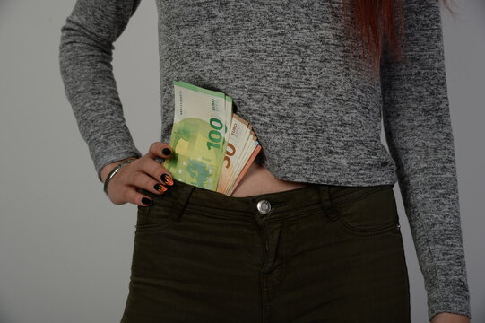 frau mädchen arschtasche jeans mit striptease bestechungsgeld geldscheinen dollar euro pfund schwarzgeld arbeiten lohn geld money