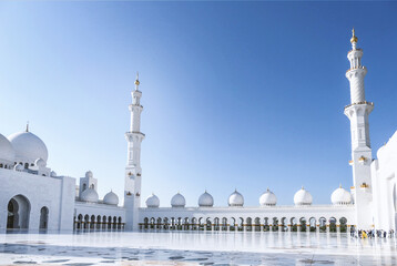 Fototapeta na wymiar Scenic view of courtyard of Sheikh Zayed Mosque in Abu-Dhabi. United Arab Emirates