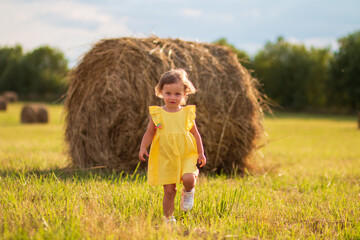 Naklejka na ściany i meble little girl in a yellow field