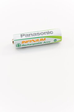 immagine editoriale illustrativa in primo piano di batteria ricaricabile formato stilo AA su superficie bianca