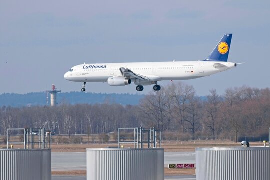 Landeanflug am Flughafen München - Lufthansa Flugzeug