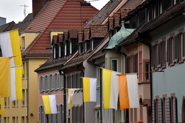 Herrenstraße in Freiburg mit gelb-weißen Flaggen