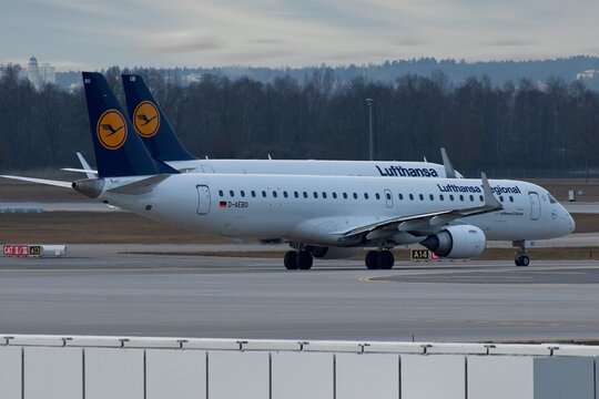 Zwei Passagierflugzeuge der Lufthansa  auf dem Rollfeld des Flughafen M&uuml;nchen