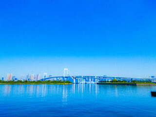 青空とお台場海浜公園から眺めるレンボーブリッジ