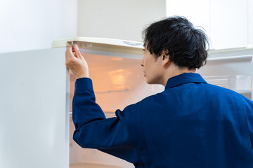 冷蔵庫をチェックする男性