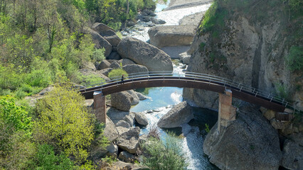 Piemont Gebirge in Italien - Parco Naturale Regionale dell'Antola - Strette di Pertuso im Val Borbera mit Brücke über Fluss