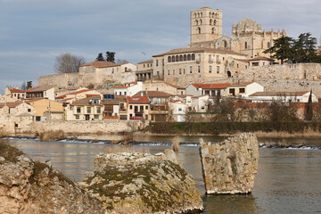 Fototapeta premium Zamora romanesque cathedral and Duero river. Castilla León, Spain