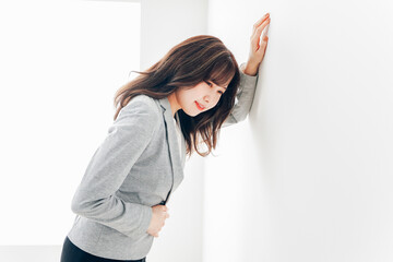 腹痛・生理痛に苦しむ若い女性