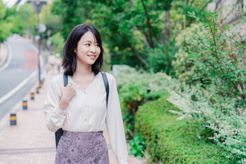楽しく街を歩く女性