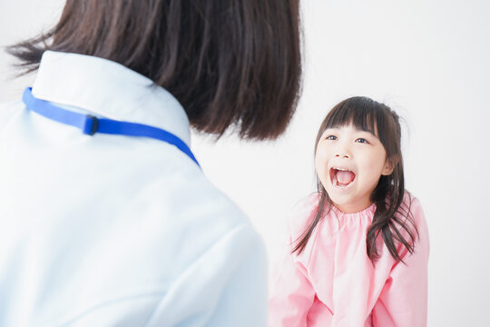 歯医者で治療をしてもらう小さな女の子
