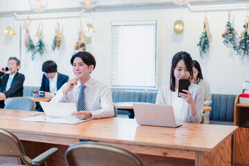 カフェで仕事をするビジネスパーソン