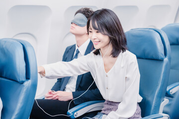 機内エンターテイメントを使う乗客