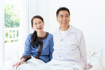 笑顔のシニア日本人夫婦