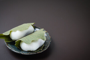 子孫繁栄の縁起をかついで、端午の節句に供えられるかしわ餅と日本茶