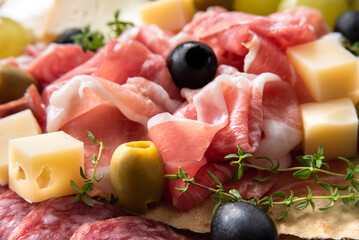 Tagliere con salumi e formaggi italiani, cibo europeo 