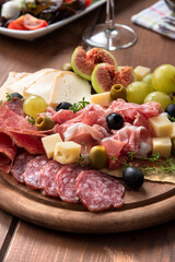 Tagliere con salumi e formaggi italiani, cibo europeo 
