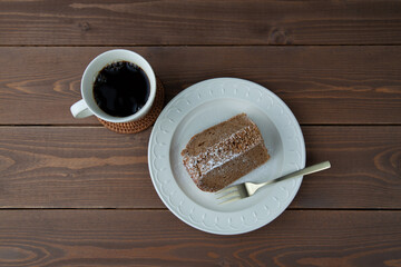 コーヒーシフォンケーキ 木のテーブル