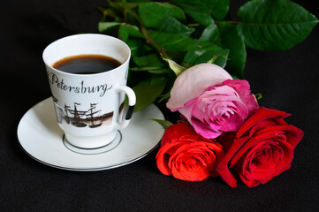 Obraz na płótnie Canvas Cup of coffee and red roses on black background, Valentine's day