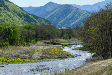 春の山々と川