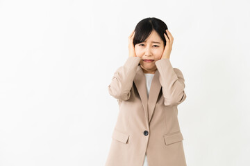 頭を抱える若い女性　ビジネスイメージ