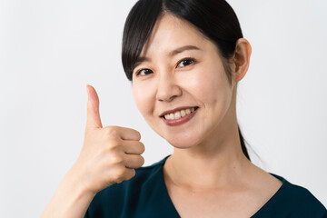 グッドサインをする若い女性　ライフスタイルイメージ