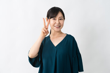 ピースサインをする若い女性　ライフスタイルイメージ