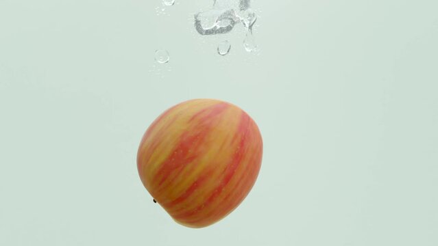 水滴とぶつかるリンゴ