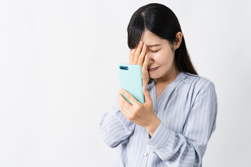 スマートフォンを持ちながら泣く若い女性