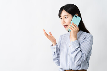 スマートフォンで通話をする若い女性　ビジネスイメージ	
