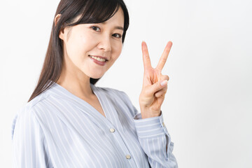 ピースサインをする若い女性　ビジネスイメージ