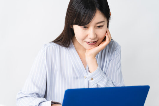 ノートパソコンを使う若い女性　ライフスタイルイメージ