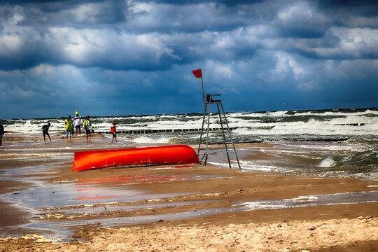 Czerwona flaga Zakaz kąpieli czerwona flaga i ratownicy na posterunku.