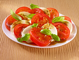 Tomate Mozzarella Teller mit Basilikum plus Essig und Oel
