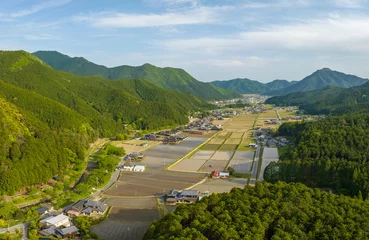 Vlies Fototapete Reisfelder Houses line rice fields in green valley in mountain landscape of Japan