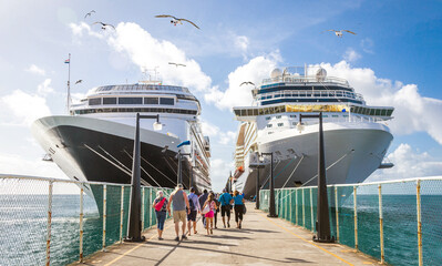 Cruise passengers return to cruise ships at St Kitts Port Zante cruise ship terminal - obrazy, fototapety, plakaty