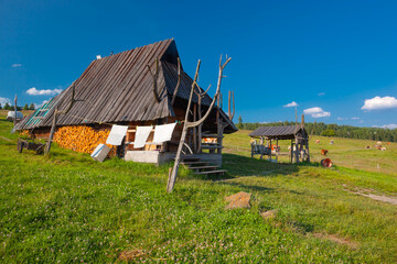Bacówka w Nowym Targu i okolice. Drewniana, góralska chata na tle błękitnego nieba. 