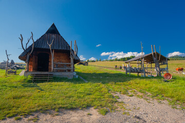 Bacówka w Nowym Targu i okolice. Drewniana, góralska chata na tle błękitnego nieba. 