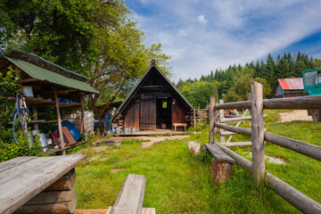 Bacówka w Lipnicy Wielkiej i okolice. Drewniana ogrodzona chata pośród drzew. © rogozinski