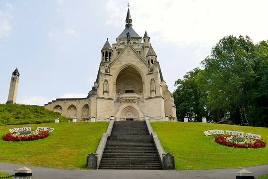 Le m&eacute;morial des batailles de la Marne dans le parc du ch&acirc;teau de Dormans dans la Marne
