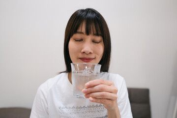 冷たい水を飲む女性