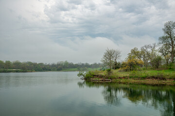Obraz premium Foggy Dale Maffitt Lake Reservoir in West Des Moines Iowa 