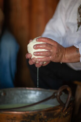 Bacówka w Czerwiennem. Mężczyzna trzymający ser w dłoniach.  © rogozinski