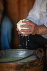 Bacówka w Czerwiennem. Mężczyzna trzymający ser w dłoniach.  © rogozinski