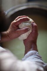 Bacówka w Czerwiennem. Mężczyzna trzymający ser w dłoniach.  © rogozinski