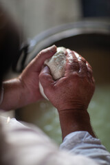 Bacówka w Czerwiennem. Mężczyzna trzymający ser w dłoniach.  © rogozinski