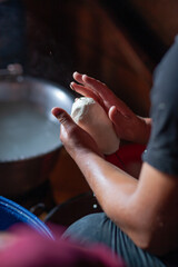 Bacówka w Leśnicy i okolice. Mężczyzna trzymający ser w dłoniach.  © rogozinski