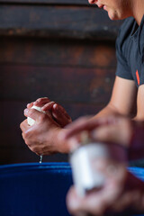 Bacówka w Leśnicy i okolice. Mężczyzna trzymający ser w dłoniach.  © rogozinski