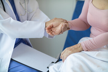 Physical therapists are advising elderly person to get them to do physical therapy at regular intervals. concept of giving advice and encouragement to an elderly person doing physiotherapy.