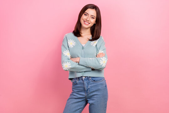 Photo amazing beauty business lady hold arms folded experienced professional wear cardigan jeans isolated pink color background